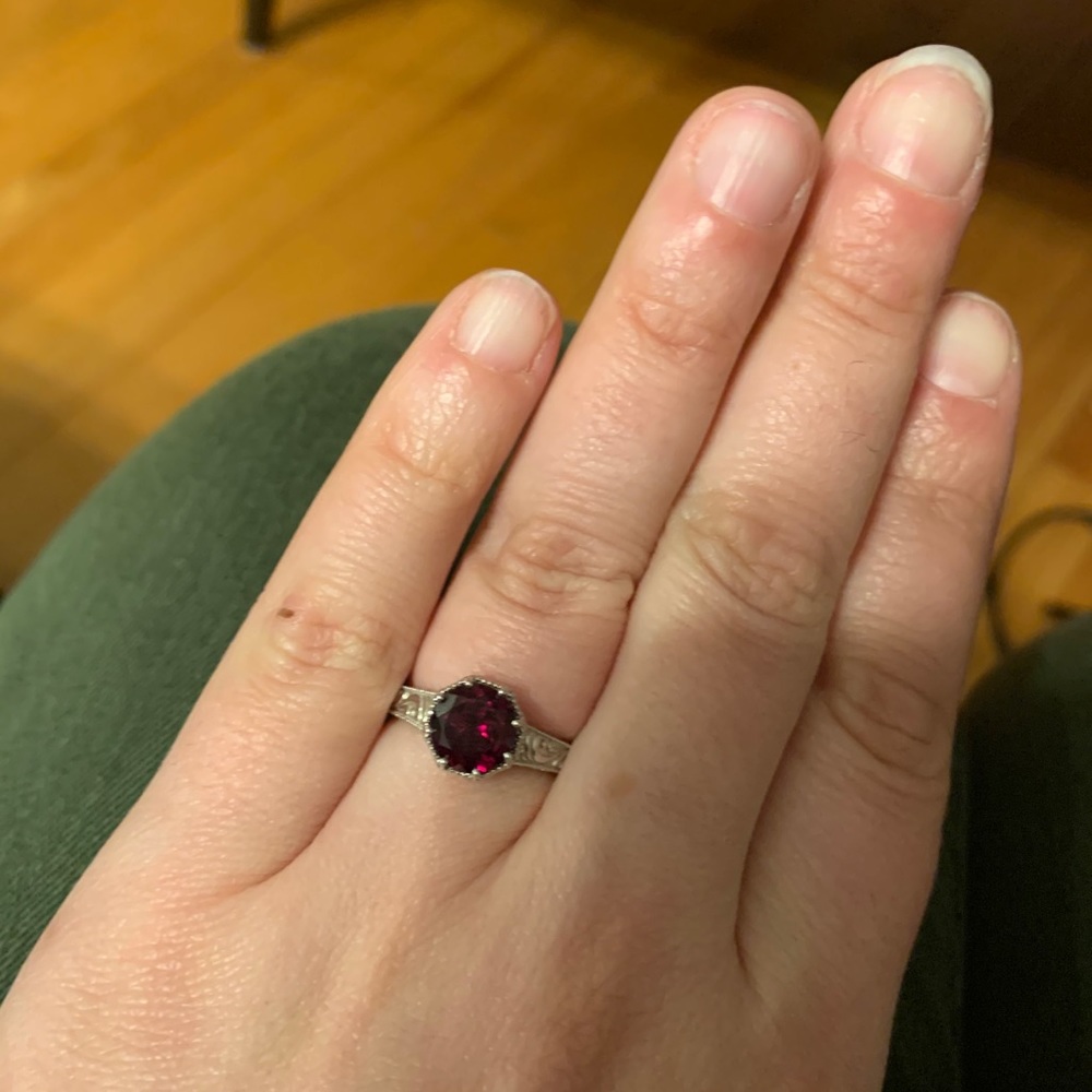Edwardian Filigree ring with Rhodolite Garnet - Picture 5 of 10